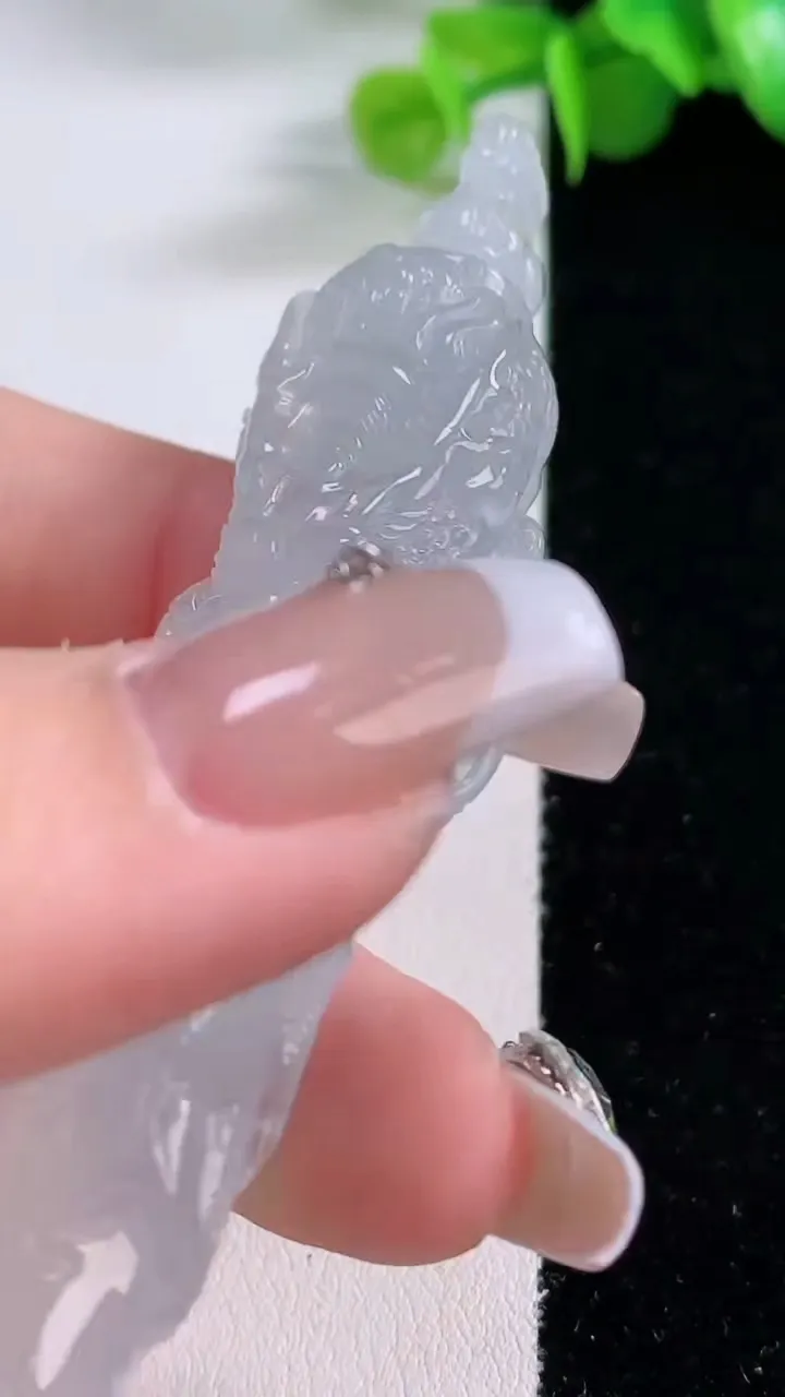 天然A货翡翠龙柱吊坠，尺寸73.6-21.5-12.2，重量:28.97g
12月5日