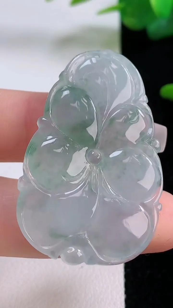 天然A货翡翠冰种飘花年年有余吊坠，尺寸43-28-4，重量:10.40g
12月5日