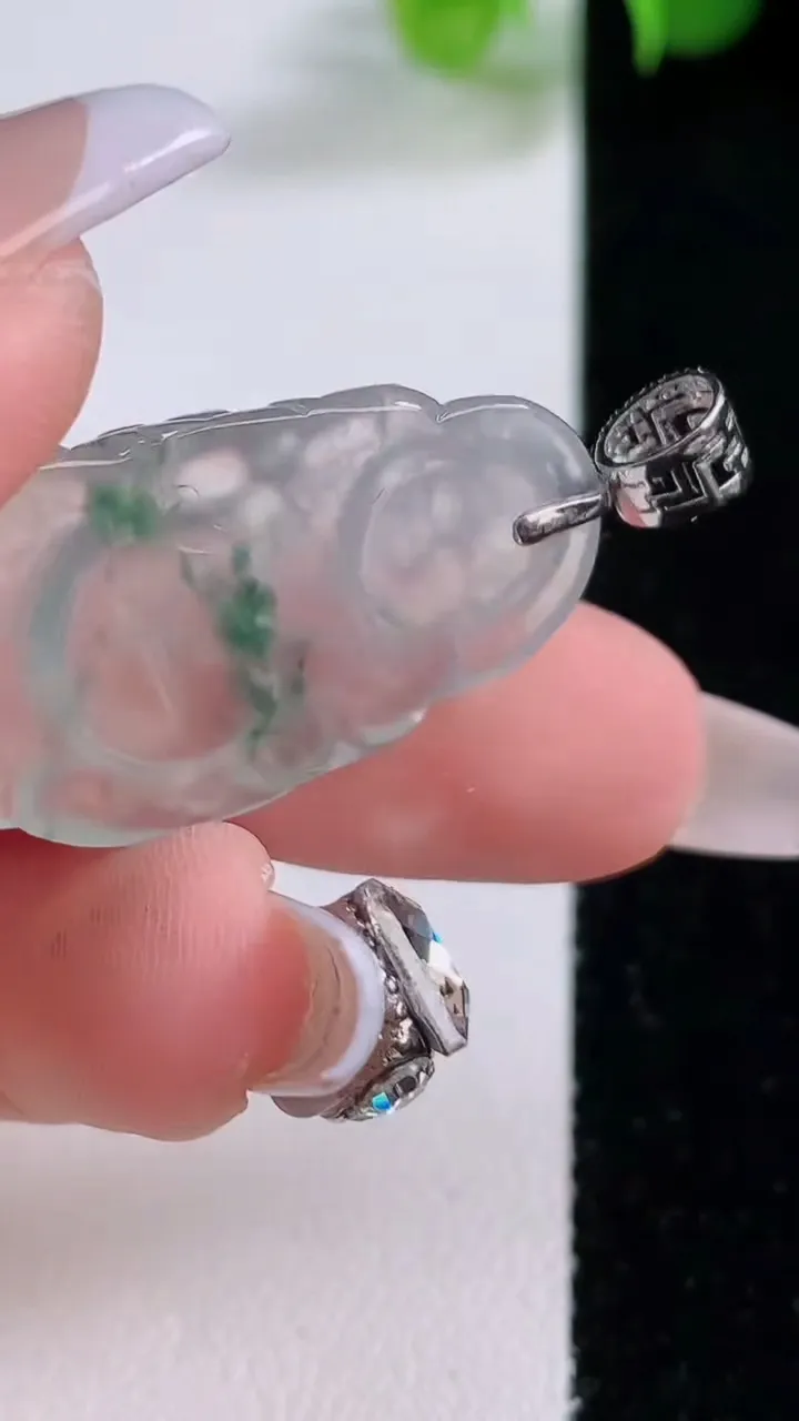 天然A货翡翠种飘花弥勒佛公吊坠，尺寸31-19.3-5，重量:7.39g
12月5日