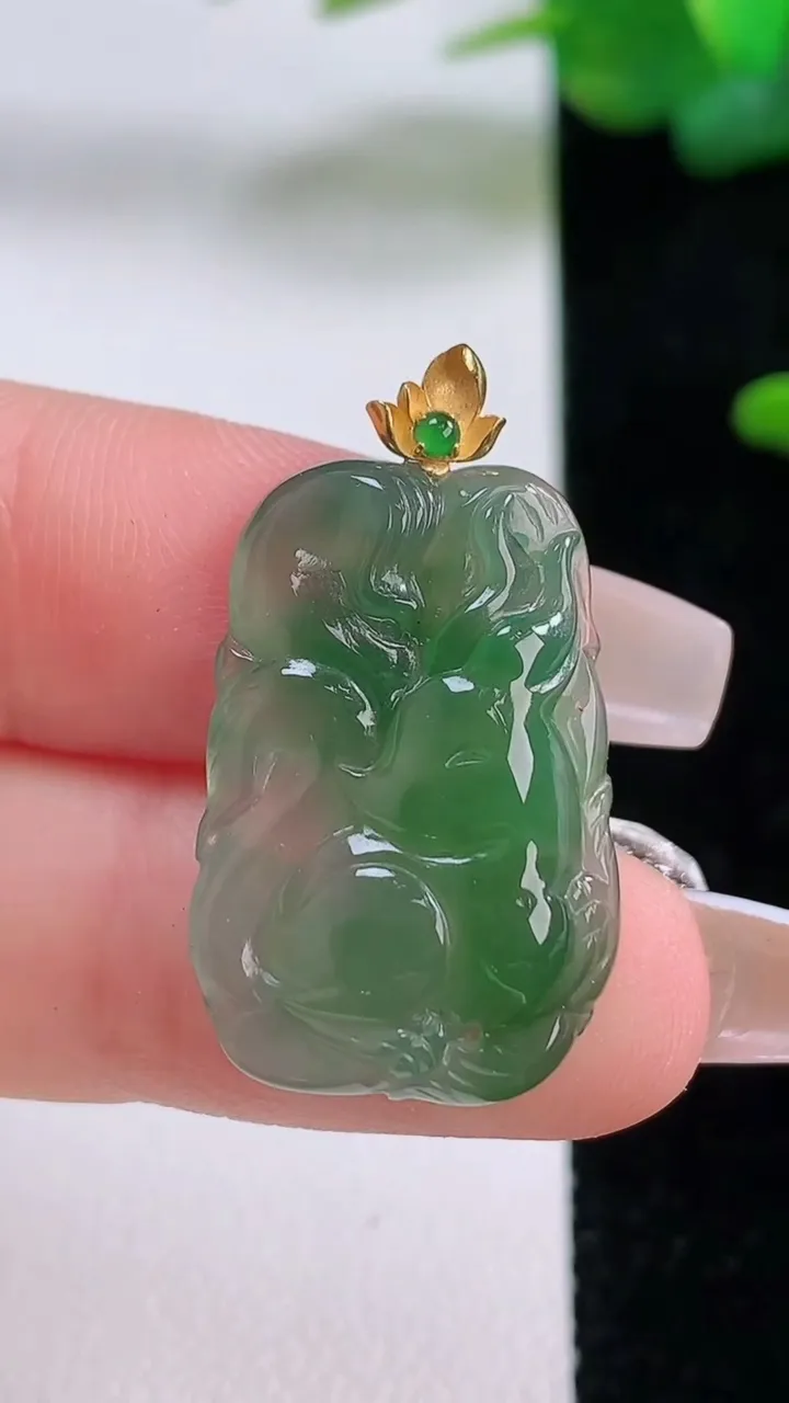 天然A货翡翠九尾狐吊坠，尺寸25.3-16.6-4.5，重量:3.36g
12月5日