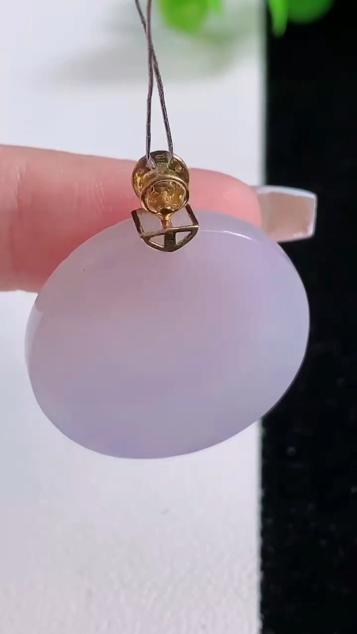 天然A货翡翠种紫罗兰无事牌吊坠，尺寸25.5-3.3，重量:6.52g
12月5日