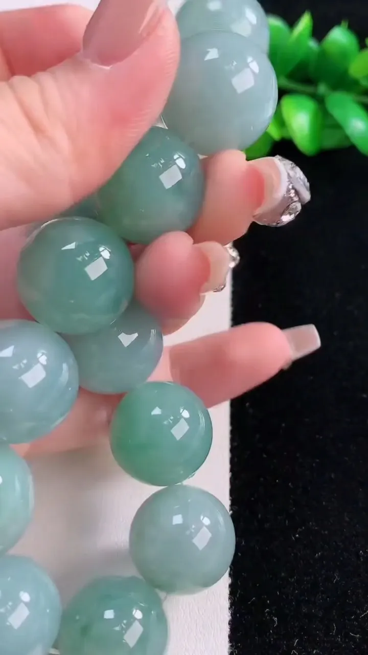 天然A货翡翠大颗粒圆珠手串14颗，尺寸17.8，重量:132.90g12月5日
工厂直销收藏佳品,种好水足，色泽均匀，有种有色，上手高大气！