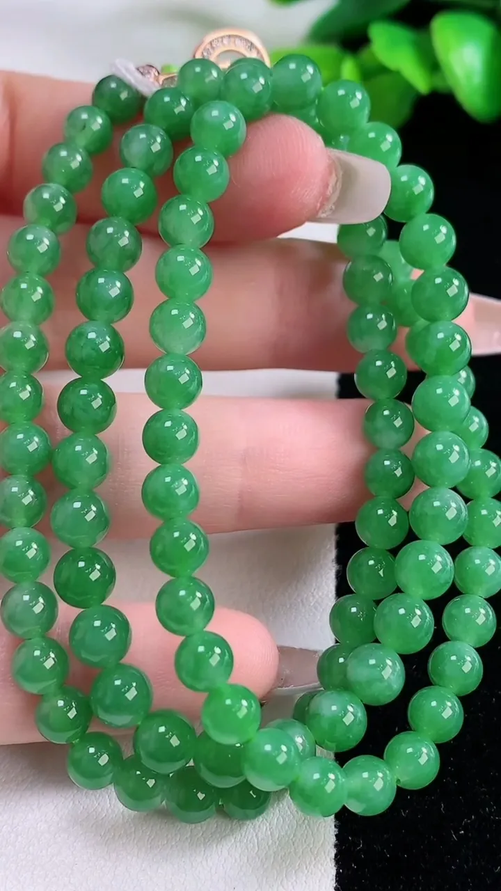 天然A货翡翠圆珠项链95颗，尺寸5.8，重量:28.60g
12月5日