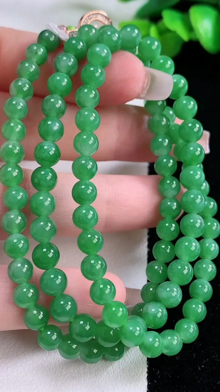 天然A货翡翠圆珠项链95颗，尺寸5.8，重量:28.60g
12月5日