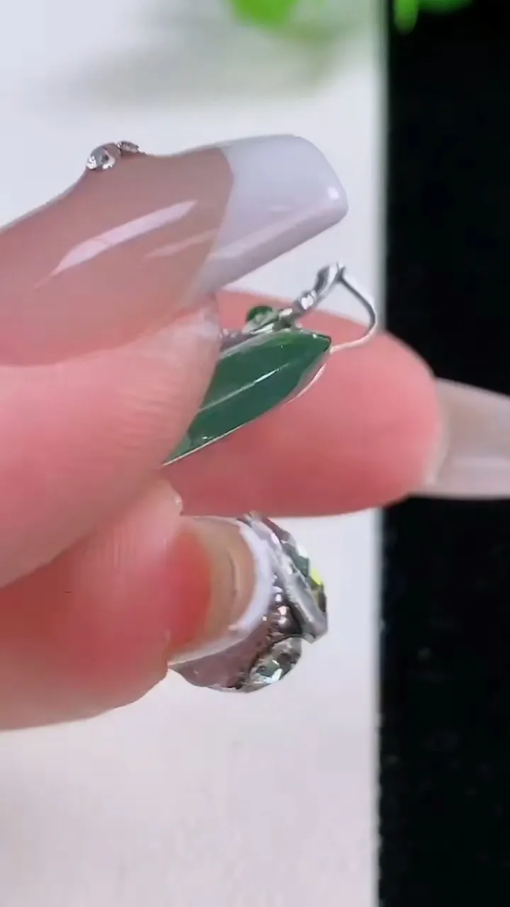 天然A货翡翠平安扣吊坠，尺寸24-4，重量:5.07g
12月5日