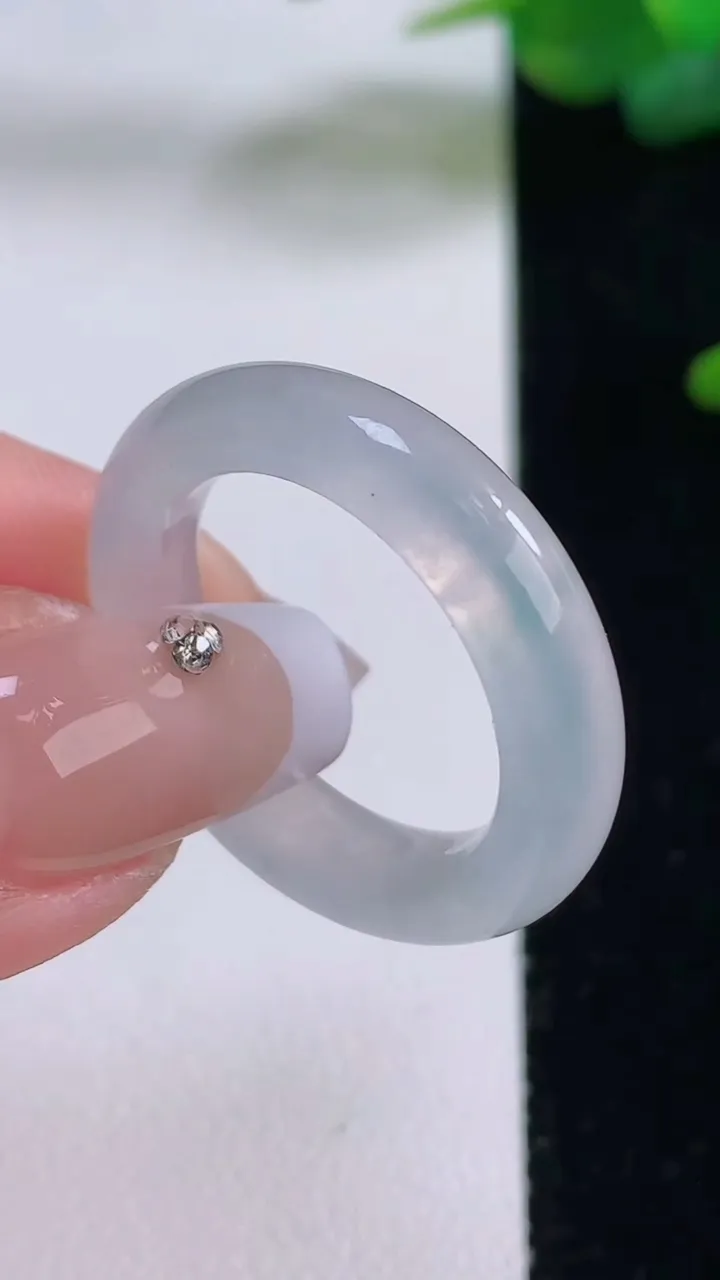 天然A货翡翠冰种飘花指环戒指，尺寸20-5.3-4，重量:5.07g2025年12月5日
工厂直销收