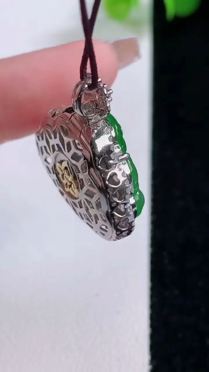 天然A货翡翠佛公吊坠，尺寸26-23.5-8.4裸石14.8-19.7，重量:5.87g
12月5日