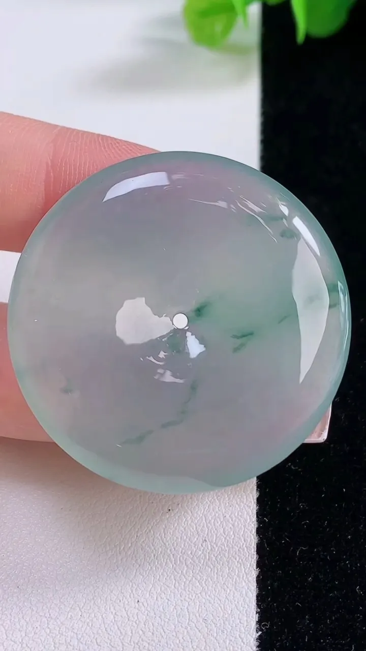 天然A货翡翠种飘花平安扣吊坠，尺寸38-7，重量:20.77g
12月5日