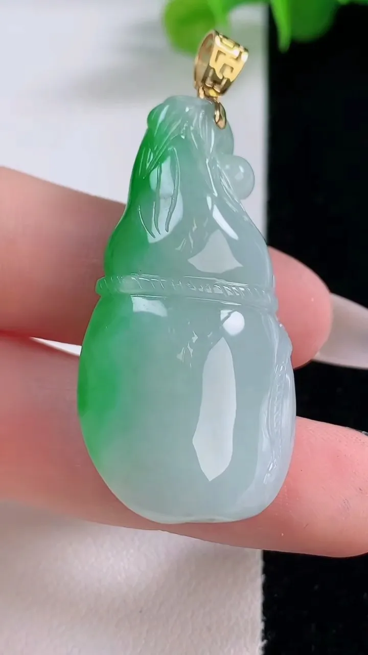 天然A货翡翠葫芦吊坠，尺寸41.2-21-11.5，重量:15.76g
12月5日