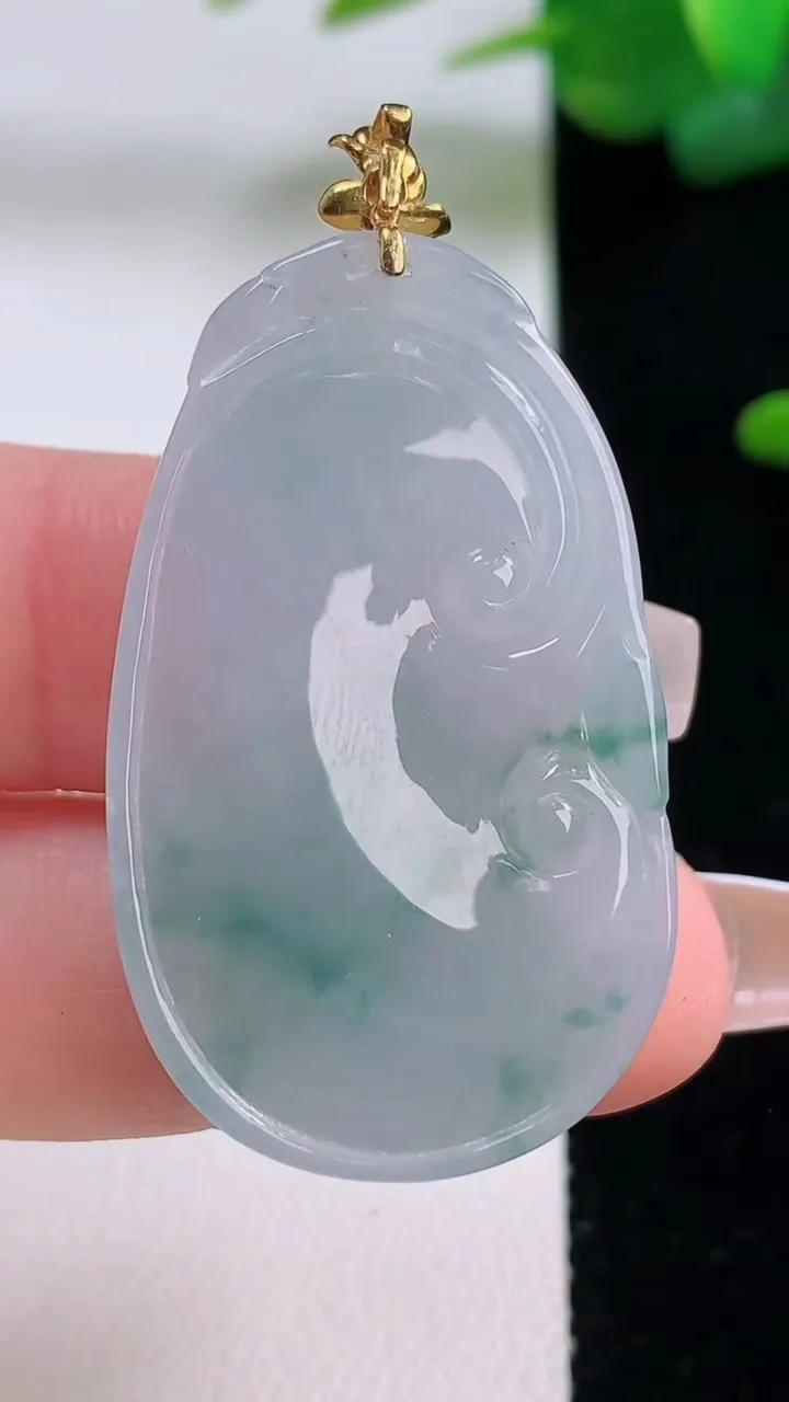 天然A货翡翠种飘花如意吊坠，尺寸38-23.2-6，重量:10.50g
12月5日