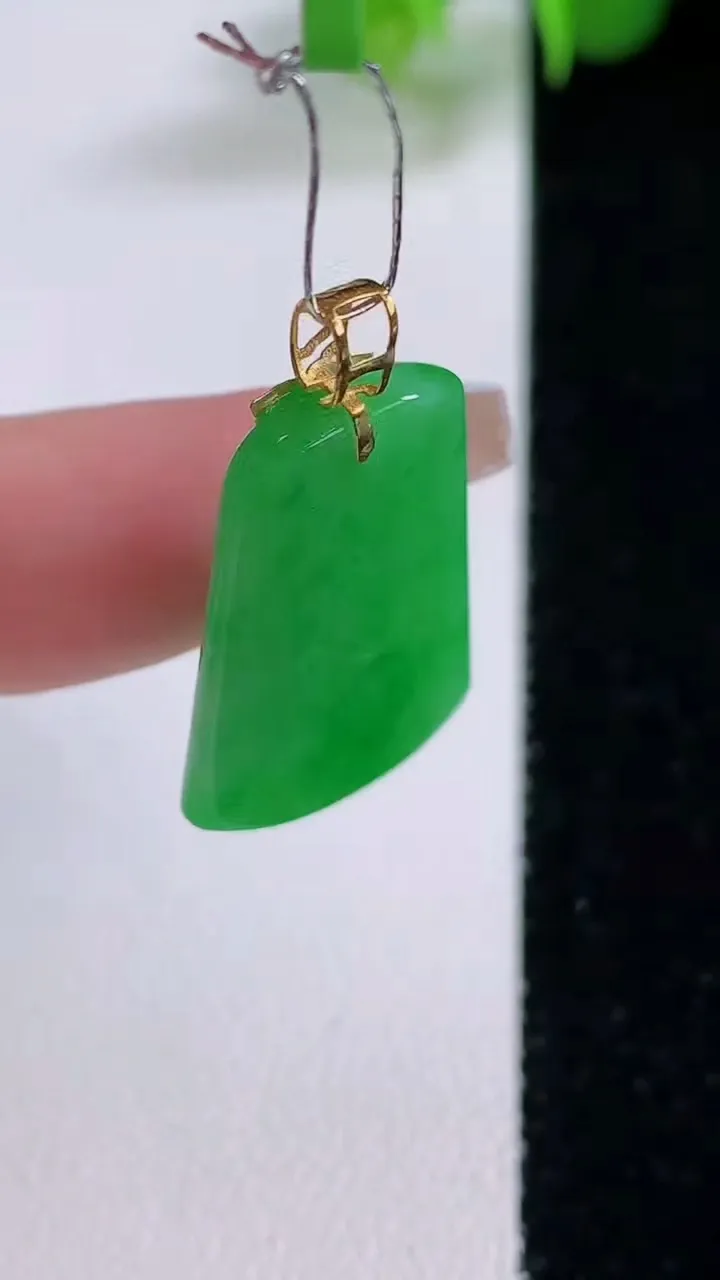 天然A货翡翠无事牌吊坠，尺寸25-15.2-4.7，重量:4.21g
12月5日