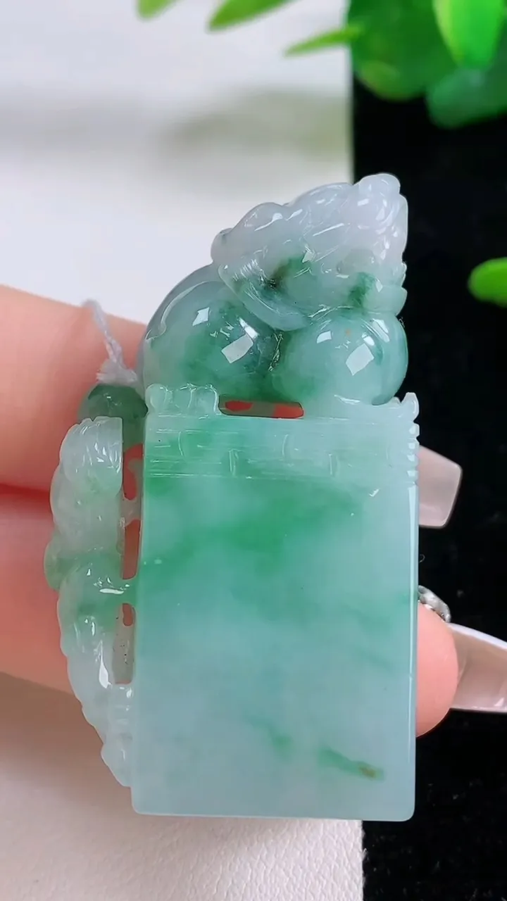 天然A货翡翠貔貅印章，尺寸49-27.7-13，重量:39.17g
12月5日