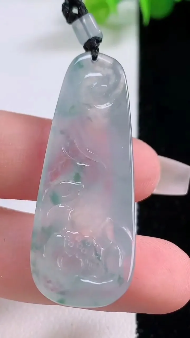 天然A货翡翠冰种飘花和和美美 荷叶鱼吊坠，尺寸43.6-17.7-7，重量:9.16g
12月5日