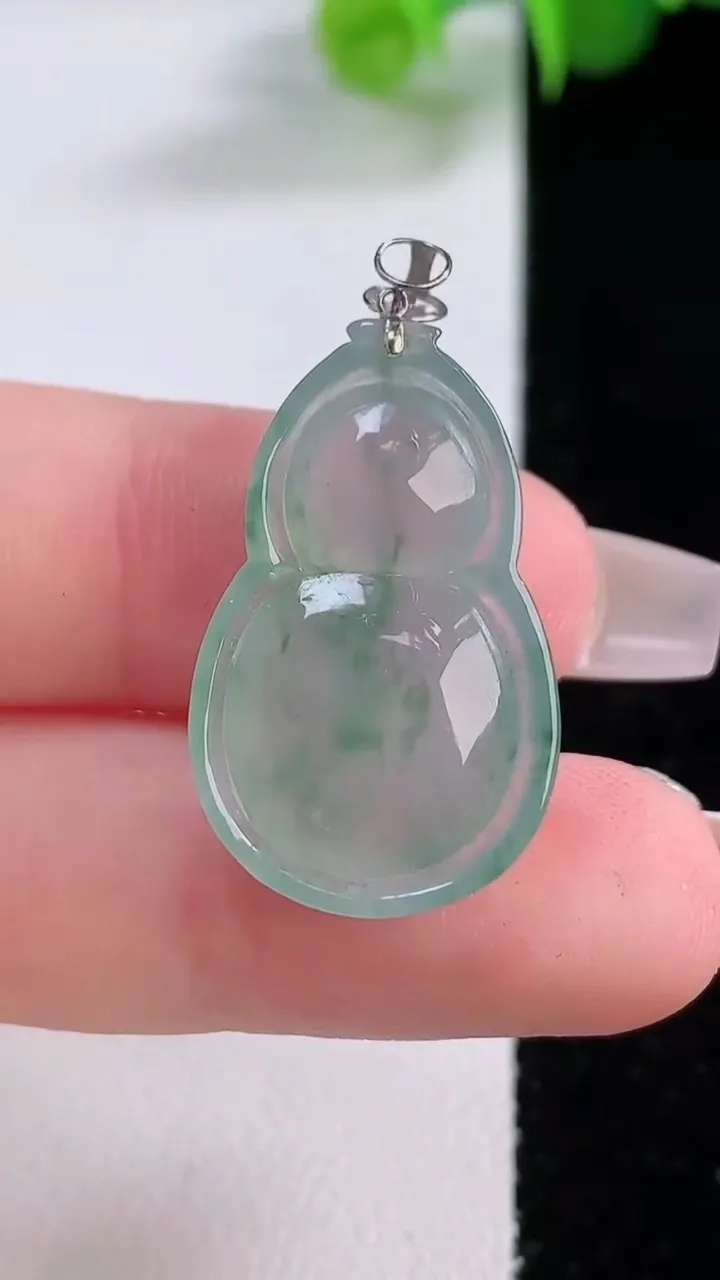 天然A货翡翠种飘花葫芦吊坠，尺寸26-16.3-6.3，重量:4.23g
12月5日