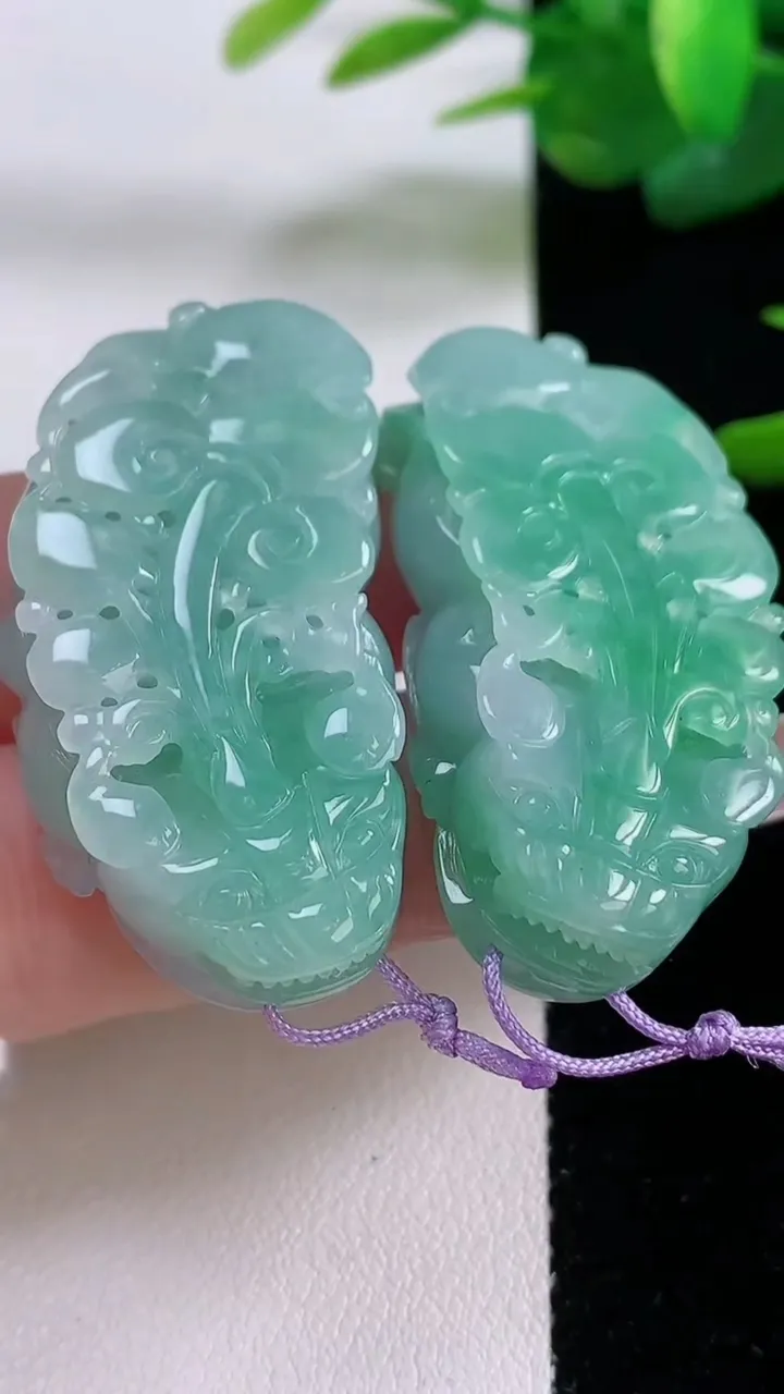 天然A货翡翠貔貅吊坠一对，尺寸41.2-21.6-9.8，重量:38.58g
12月5日