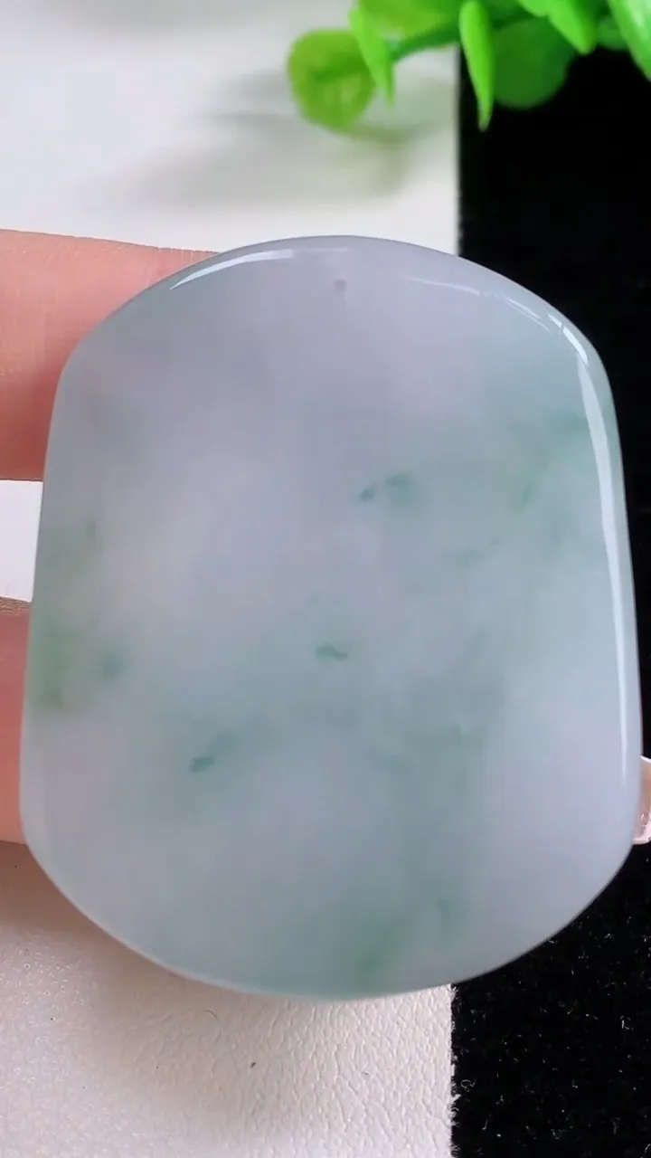 天然A货翡翠冰种飘花大势至观音菩萨吊坠，尺寸47.6-38.5-8.4，重量:33.54g
12月5日