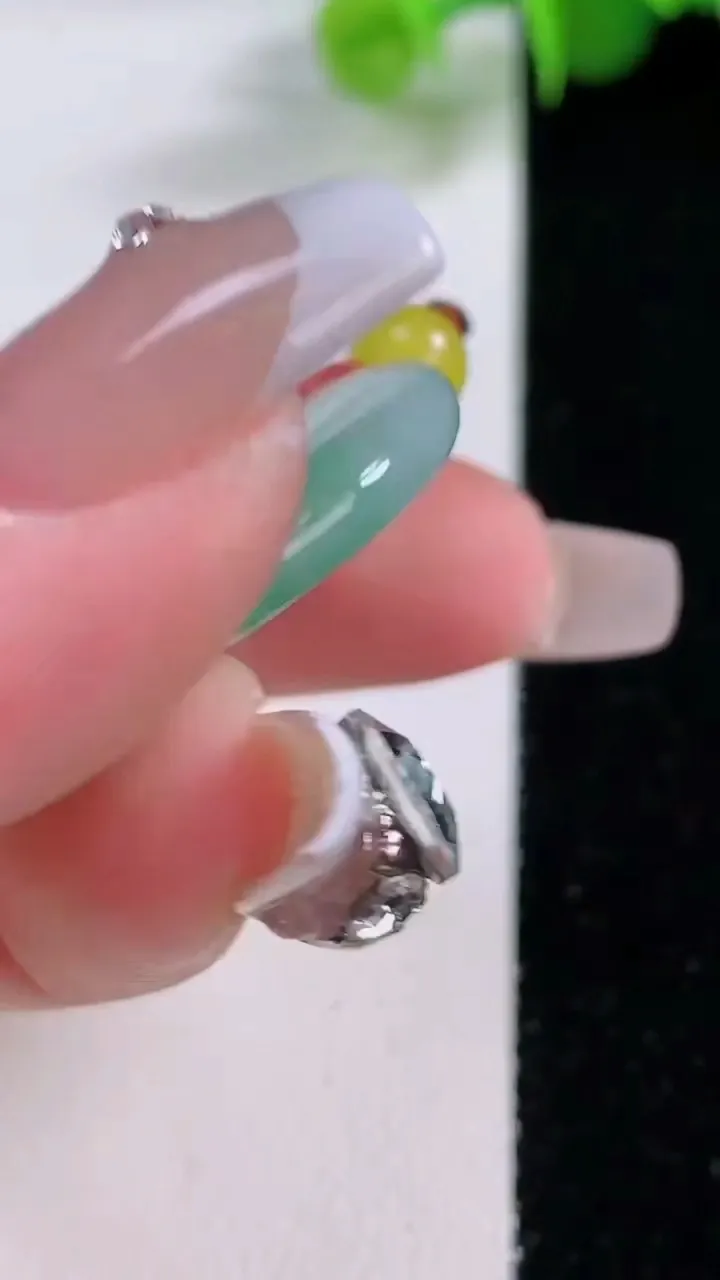 天然A货翡翠平安扣吊坠，尺寸30.6-5.8，重量:11.33g
12月5日