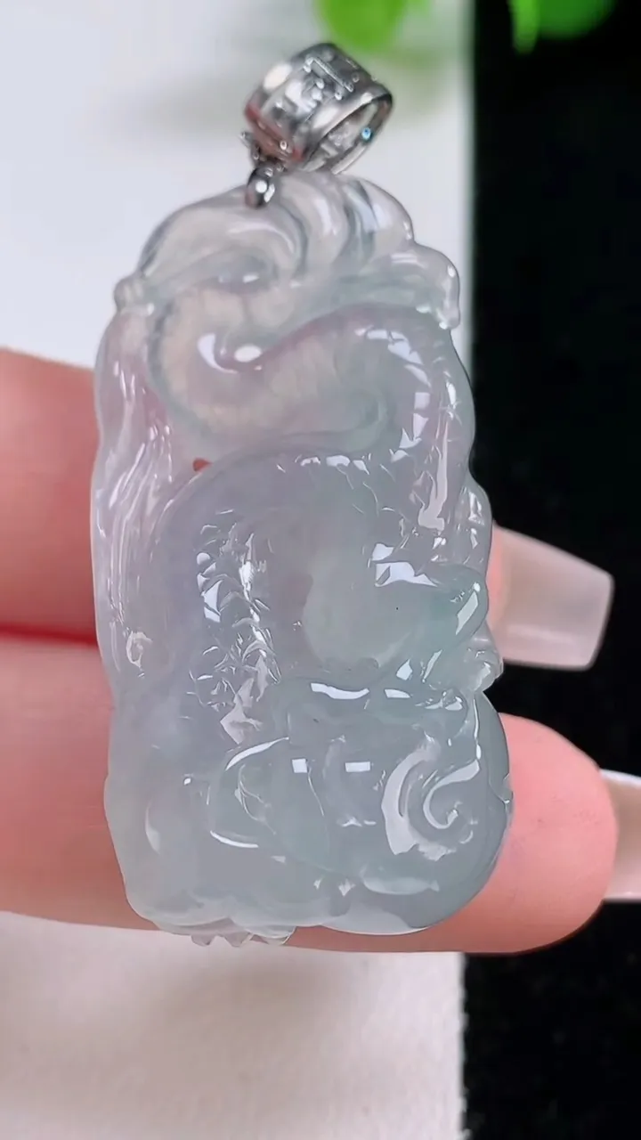 天然A货翡翠种白冰龙牌吊坠，尺寸40.6-19.5-15，重量:17.03g
12月5日