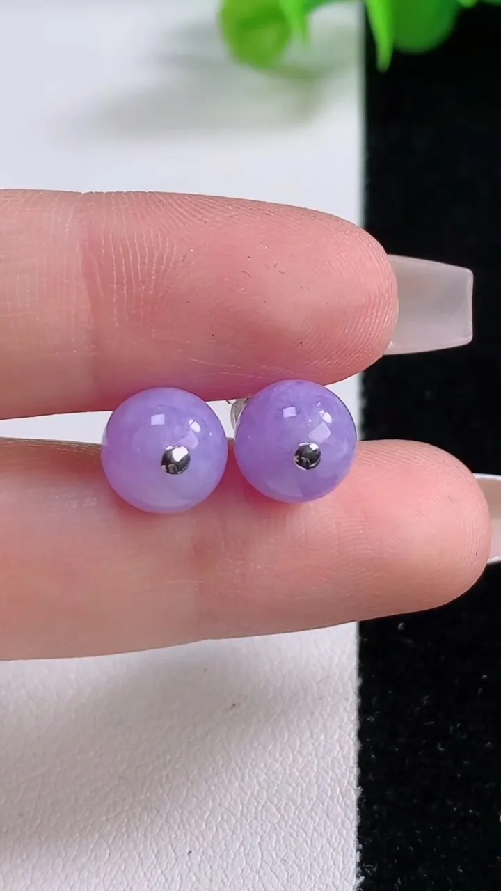 天然A货翡翠种紫罗兰圆珠耳钉，尺寸8.6，重量:2.70g12月5日
工厂直销收藏佳品,种好水足，色泽均匀，有种有色，上手高大气！