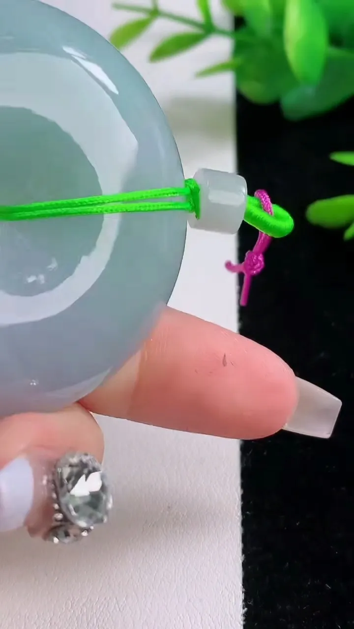 天然A货翡翠平安扣吊坠，尺寸48-13，重量:63.07g
12月5日