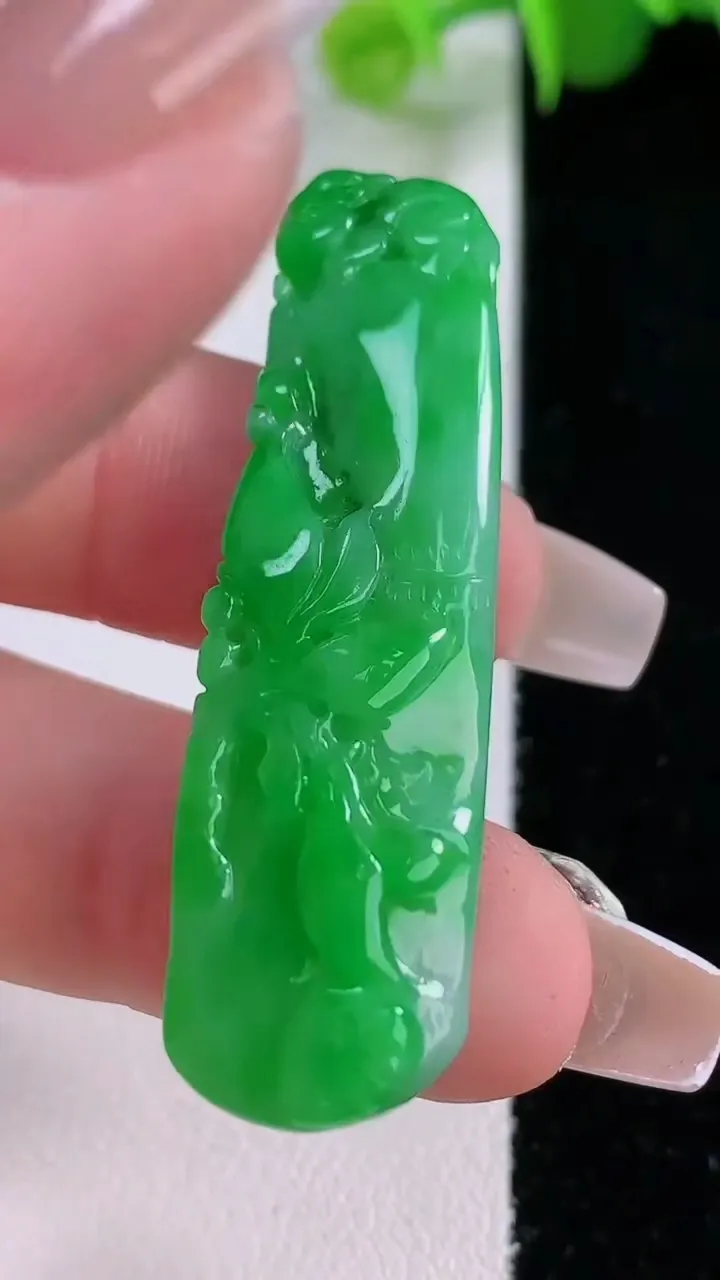 天然A货翡翠节节高升 竹节吊坠，尺寸48.8-13-7.1，重量:9.16g
12月5日