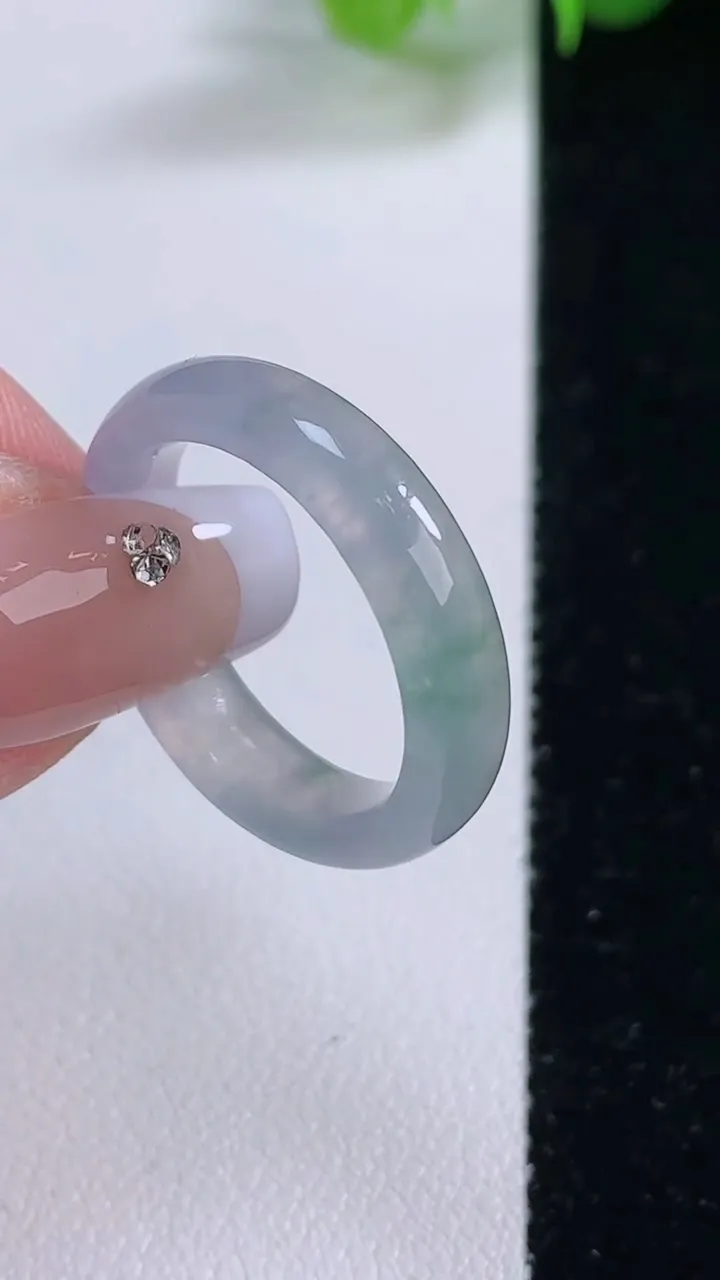 天然A货翡翠冰种飘花指环 戒指，尺寸18.8-4.9-2.7，重量:3.47g2025年12月5日
工厂直销收藏佳品,种好水足，色泽均匀，有种有色，上手高大气！