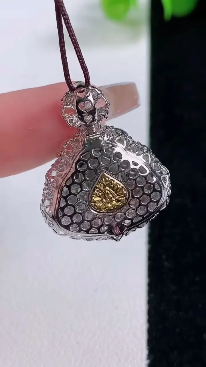 天然A货翡翠佛公吊坠，尺寸25.7-20.7-10裸石12.4-17，重量:4.76g
12月5日