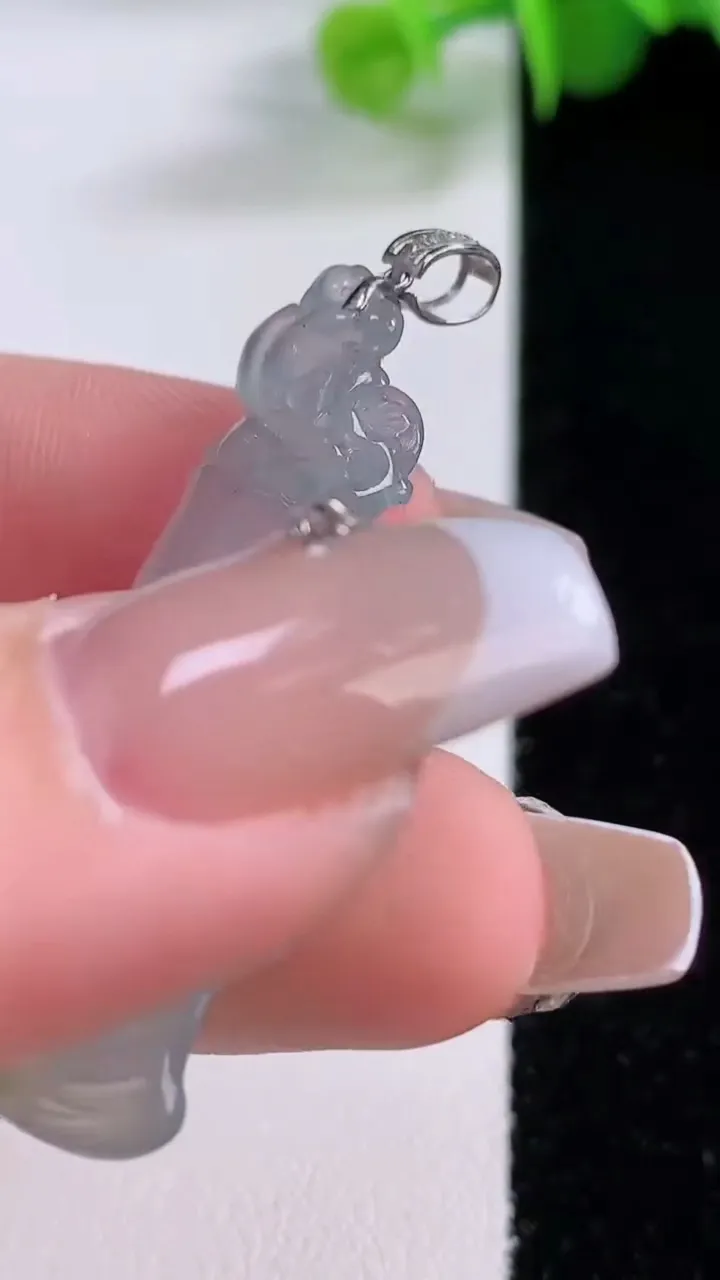 天然A货翡翠节节高升 竹节吊坠，尺寸40.8-11.5-4.3，重量:4.93g
12月5日