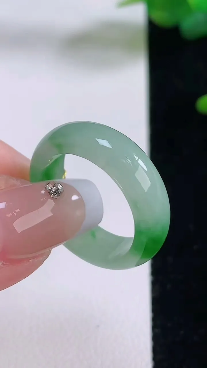 天然A货翡翠指环戒指，尺寸18.6-6.3-3，重量:4.25g2025年12月5日
工厂直销收藏佳品,种好水足，色泽均匀，有种有色，上手高大气！