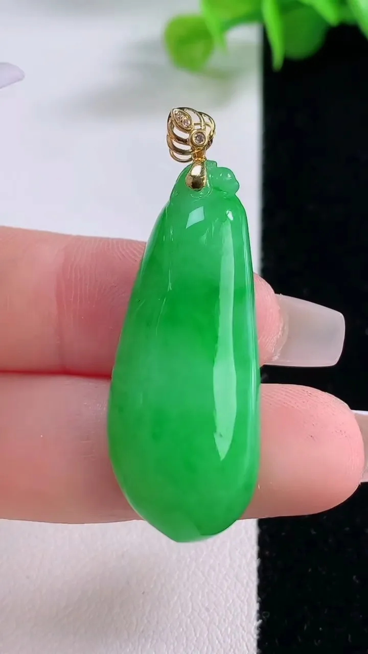 天然A货翡翠福瓜吊坠，尺寸35.8-14.5-8.5，重量:8.96g
12月5日