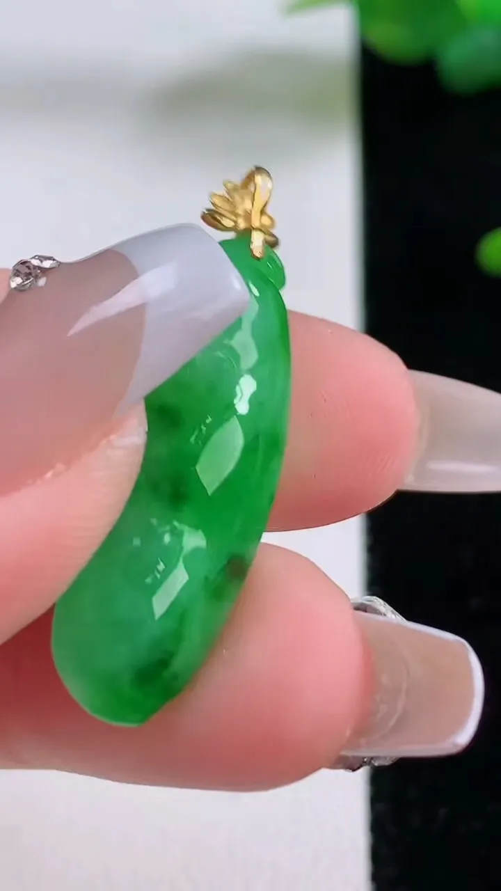 天然A货翡翠福豆吊坠，尺寸27.5-9.4-6.8，重量:2.79g
12月5日