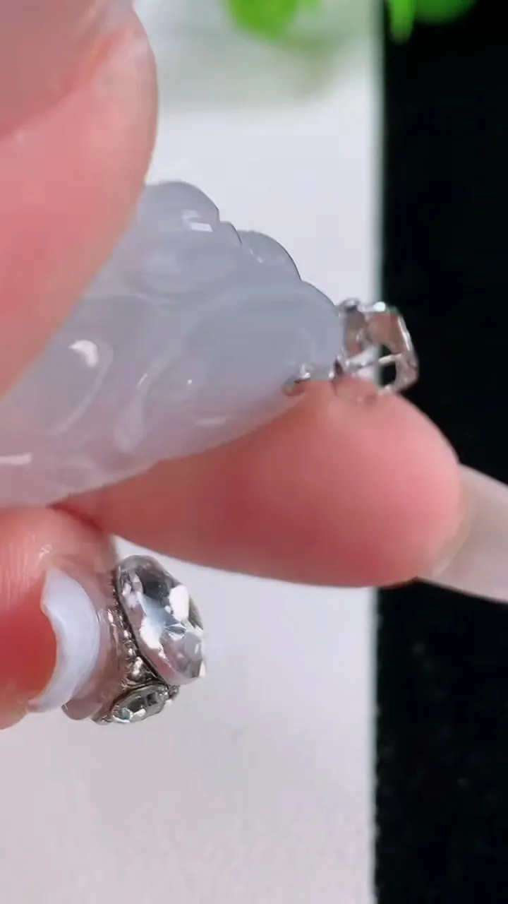 天然A货翡翠种飘花佛公吊坠，尺寸24.6-28.2-6，重量:6.98g
12月5日