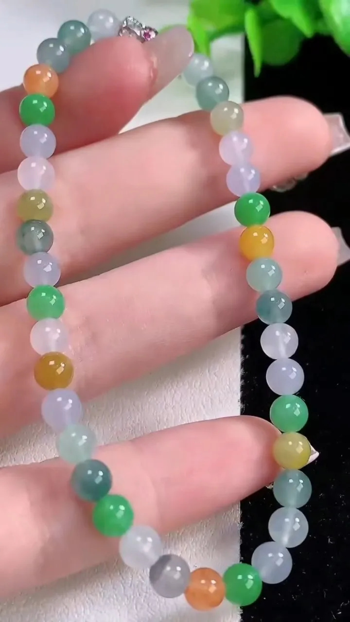 天然A货翡翠种四彩小米圆珠手串37颗，尺寸4.8，重量:8.79g12月5日
工厂直销收藏佳品,种好水足，色泽均匀，有种有色，上手高大气！