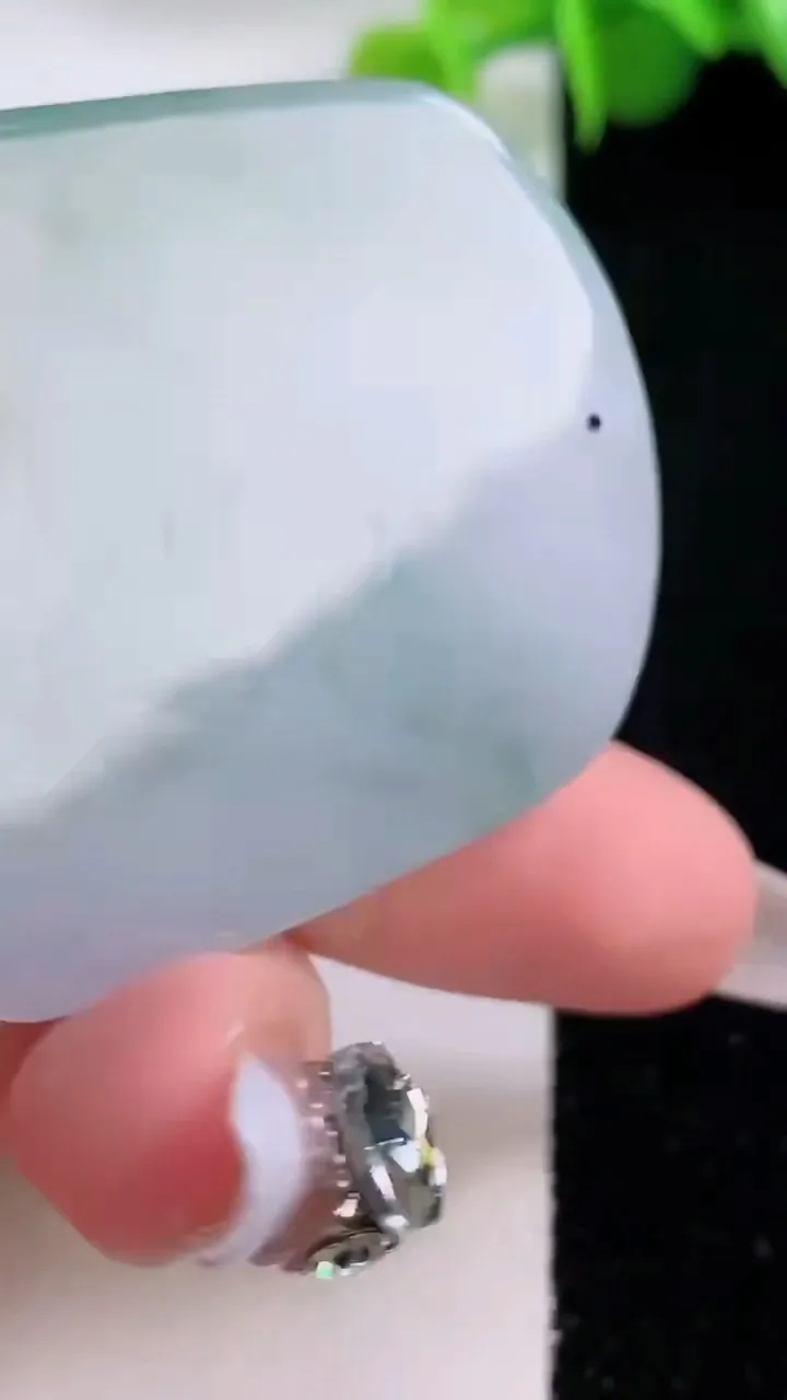 天然A货翡翠冰种飘花大势至观音菩萨吊坠，尺寸47.6-38.5-8.4，重量:33.54g
12月5日