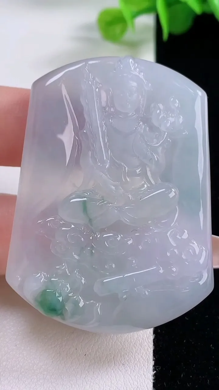 天然A货翡翠冰种飘花虚空藏菩萨吊坠，尺寸52.7-39-5.3，重量:26.45g
12月5日