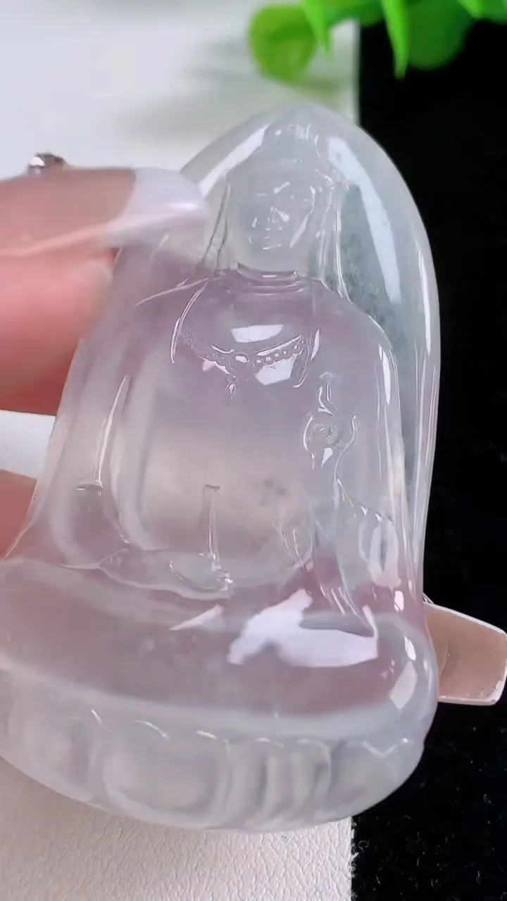 天然A货翡翠种白冰素衣观音菩萨吊坠，尺寸61.7-37-5.8，重量:23.68g
12月5日