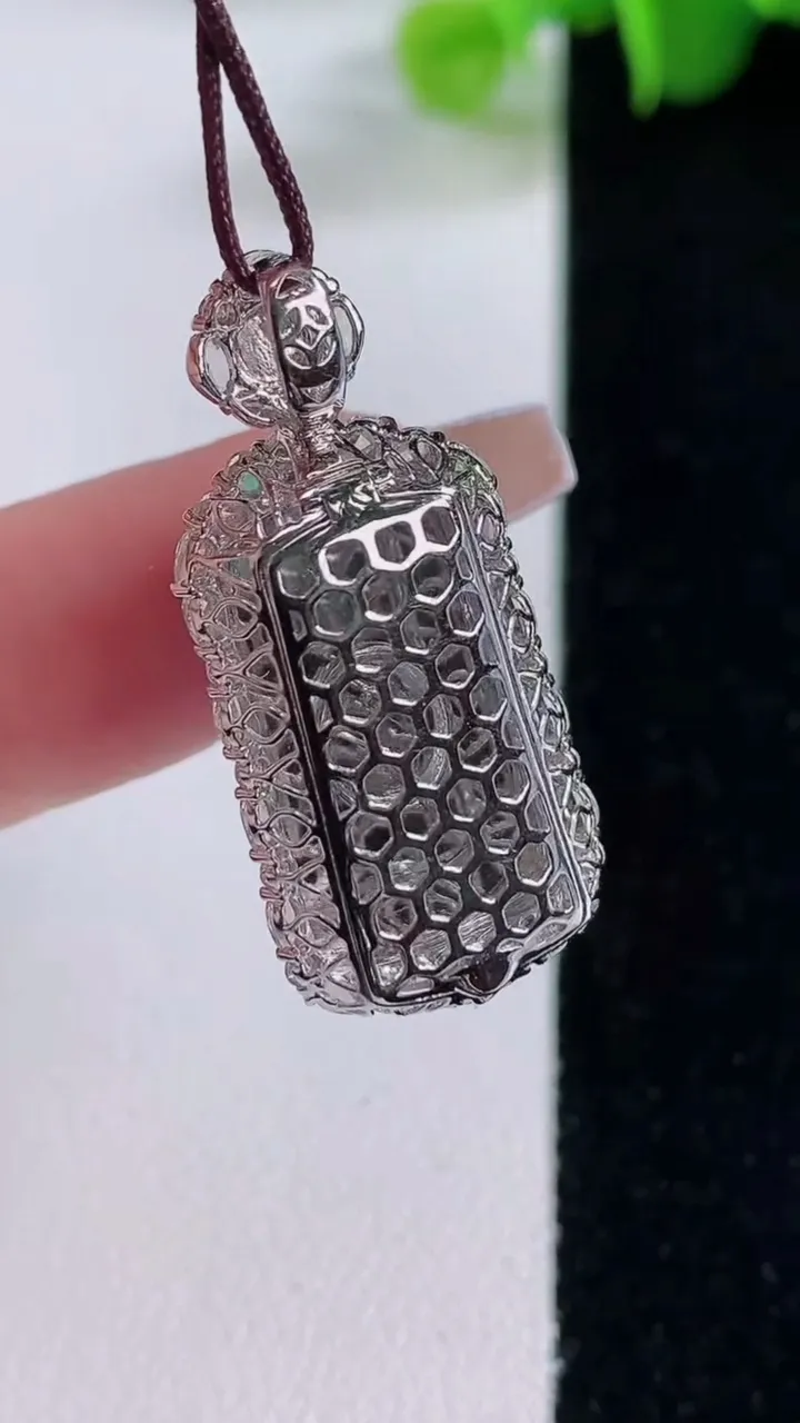 天然A货翡翠种紫罗兰无事牌吊坠，尺寸31-14.3-11裸石19-10.5，重量:5.49g
12月5日