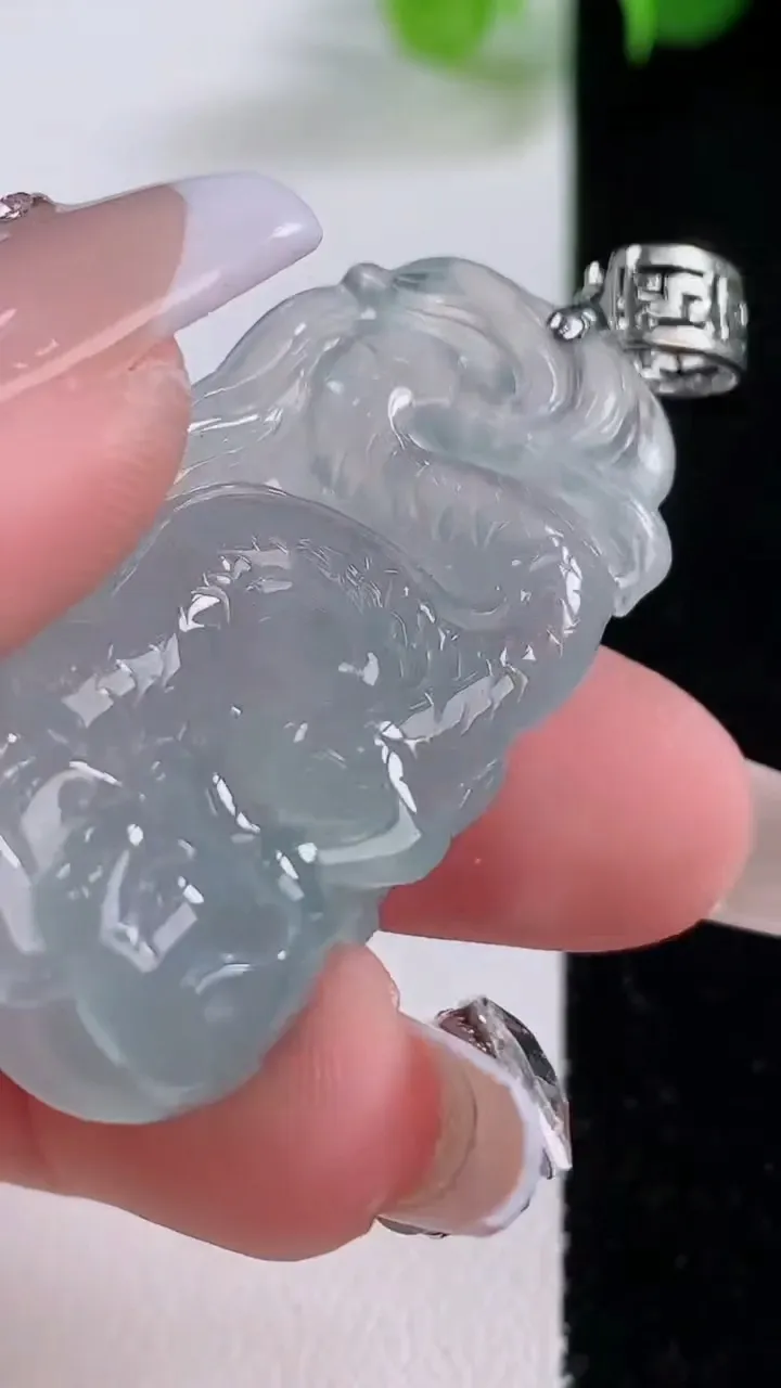 天然A货翡翠种白冰龙牌吊坠，尺寸40.6-19.5-15，重量:17.03g
12月5日