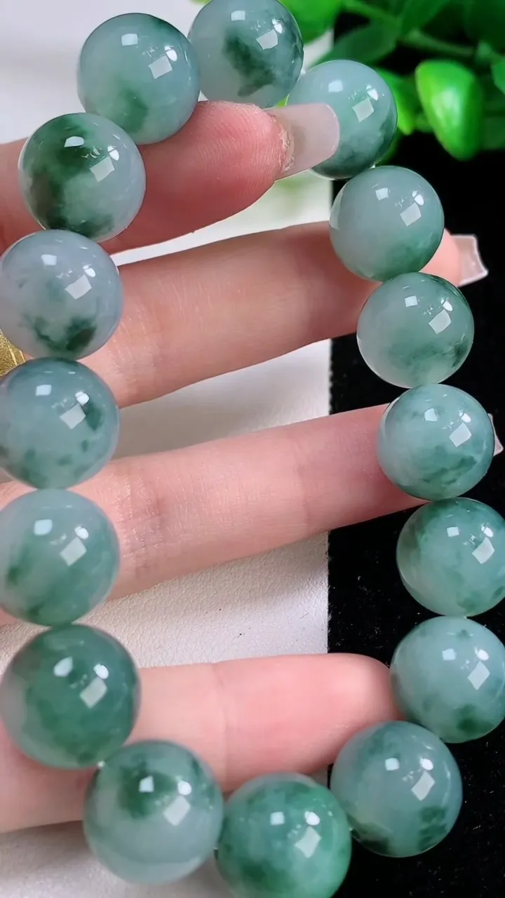 天然A货翡翠种飘花圆珠手串16颗，尺寸13.2，重量:66.43g12月5日
工厂直销收藏佳品,种好水足，色泽均匀，有种有色，上手高大气！