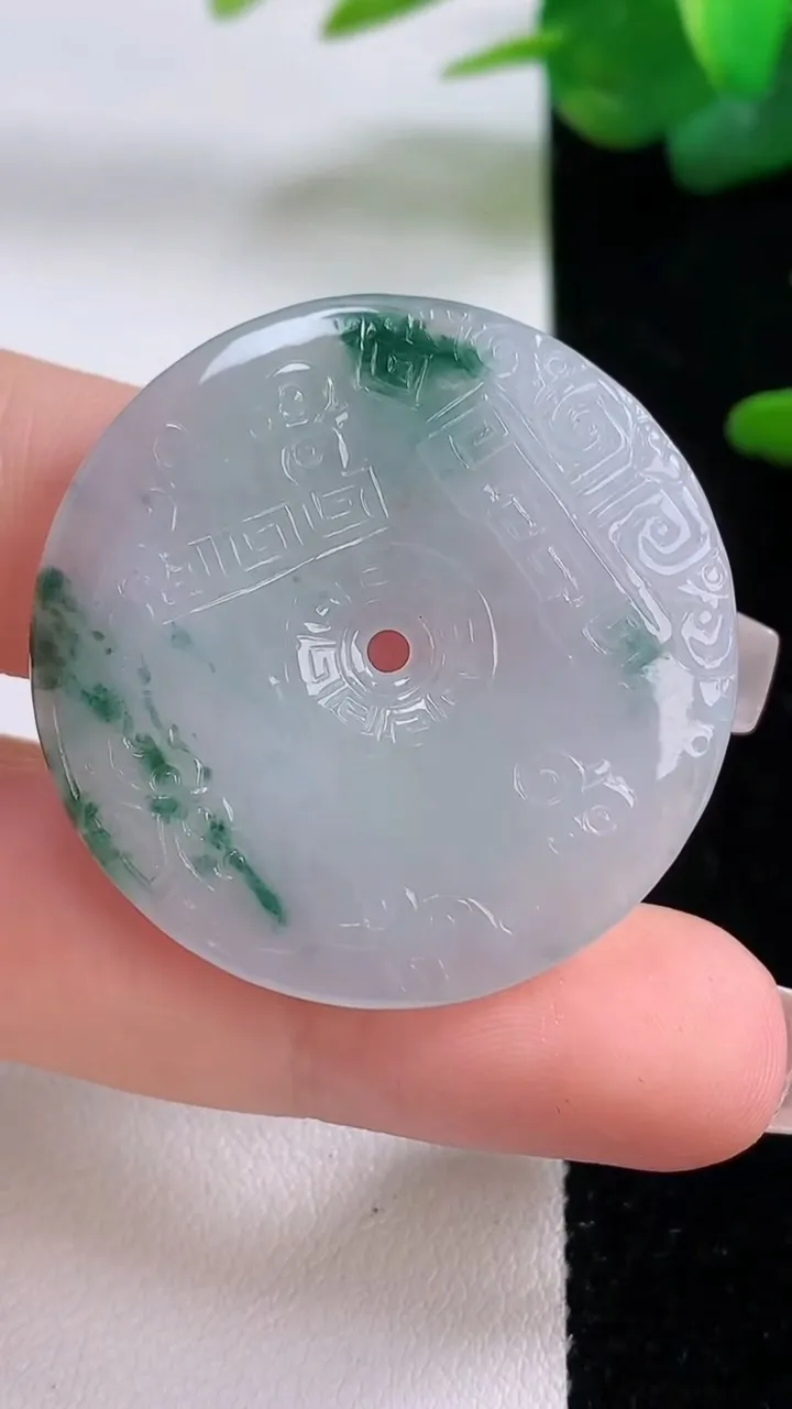 天然A货翡翠飘花复古平安扣吊坠，尺寸34.8-4.2，重量:11.37g
12月5日