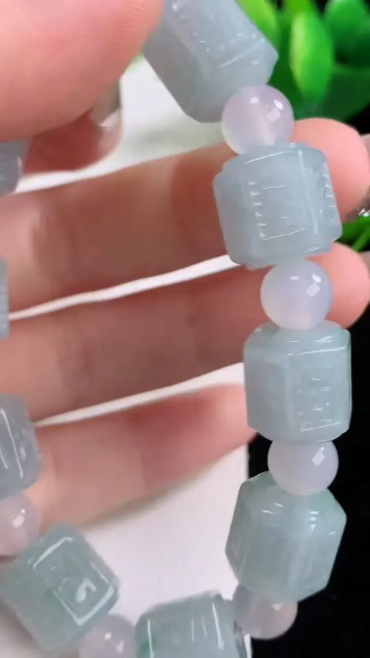天然A货翡翠飘花路路通手串，尺寸12.8-11.8-10颗，重量:50.91g12月5日
工厂直销收藏佳品,种好水足，色泽均匀，有种有色，上手高大气！