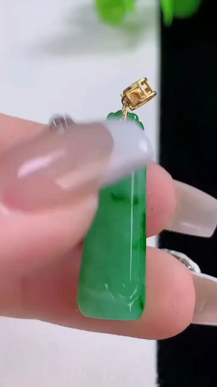 天然A货翡翠节节高升 竹节吊坠，尺寸27.7-8.7-3.8，重量:2.20g
12月5日