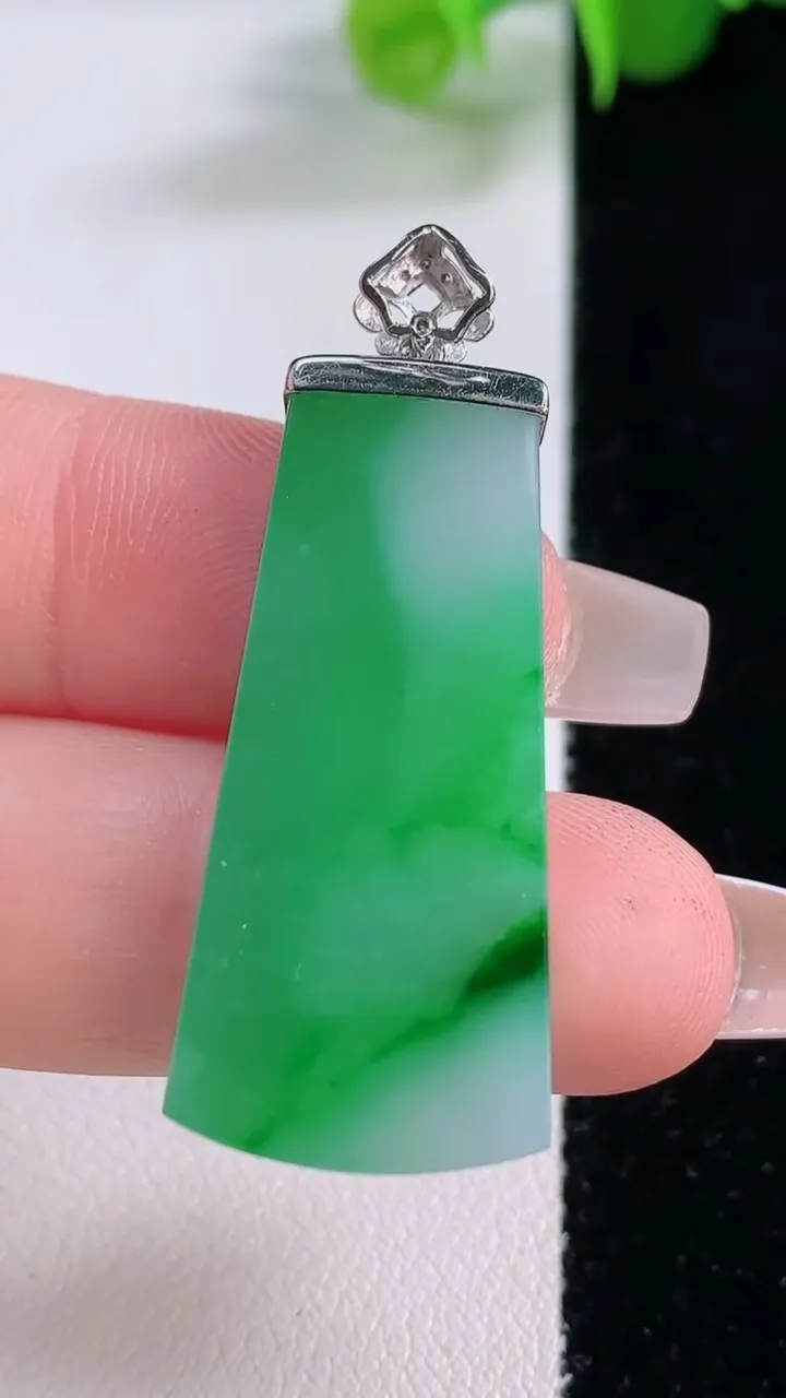 天然A货翡翠无事牌吊坠，尺寸34.7-15.3-3.8，重量:6.40g
12月5日