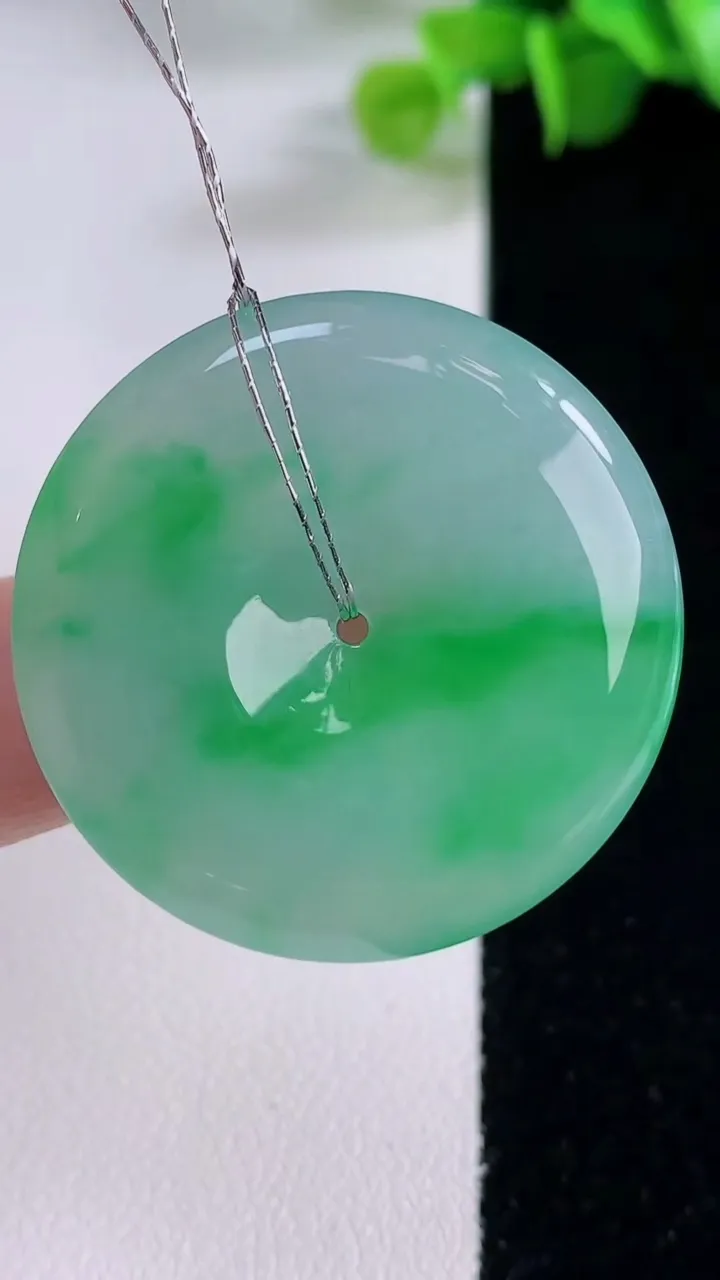 天然A货翡翠平安扣吊坠，尺寸33.5-6，重量:14.08g
12月5日