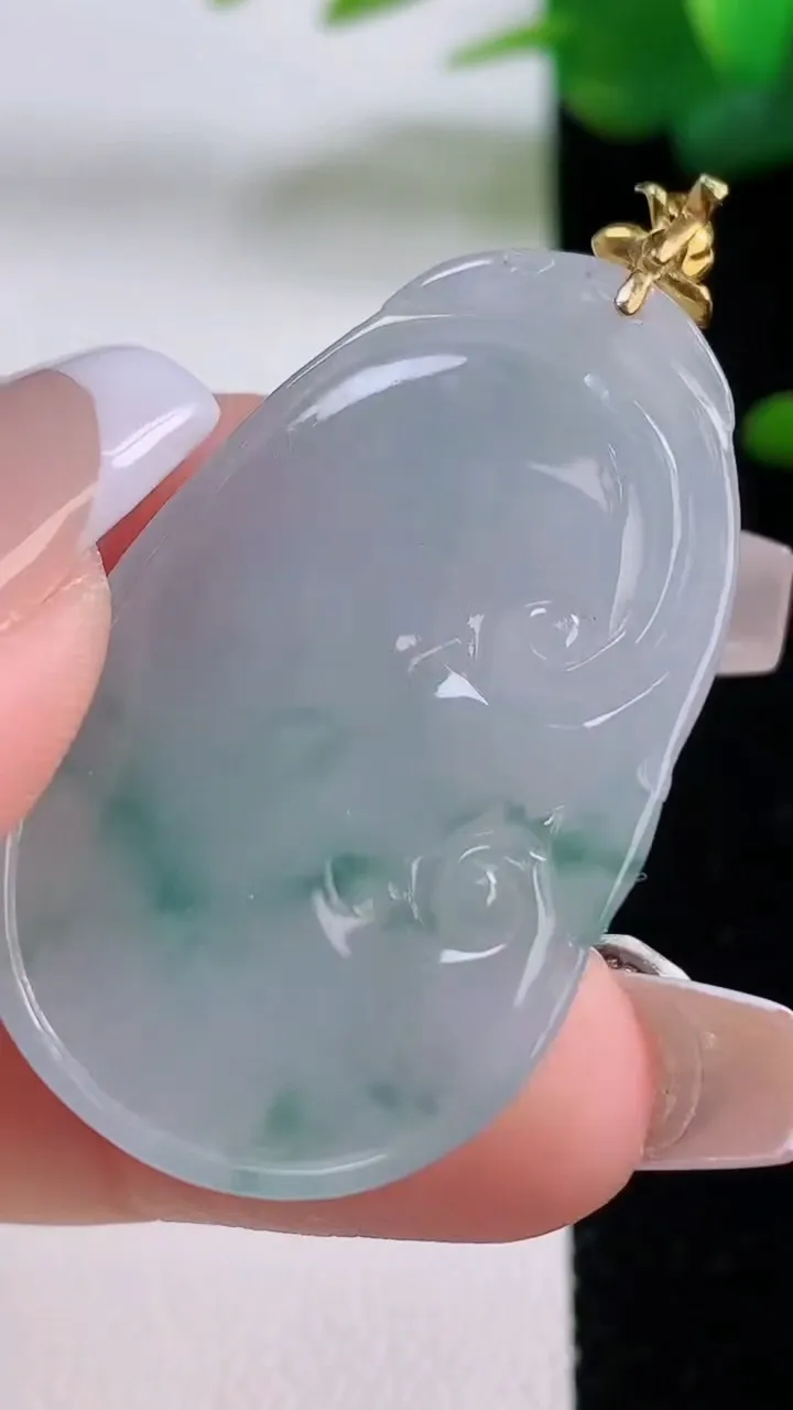 天然A货翡翠种飘花如意吊坠，尺寸38-23.2-6，重量:10.50g
12月5日