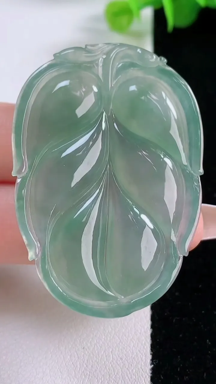 天然A货翡翠金枝玉叶 叶子吊坠，尺寸50.6-34.7-6.4，重量:18.66g
12月5日