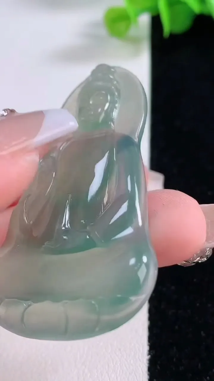 天然A货翡翠素衣观音菩萨吊坠，尺寸55-32.8-5，重量:15.45g
12月5日