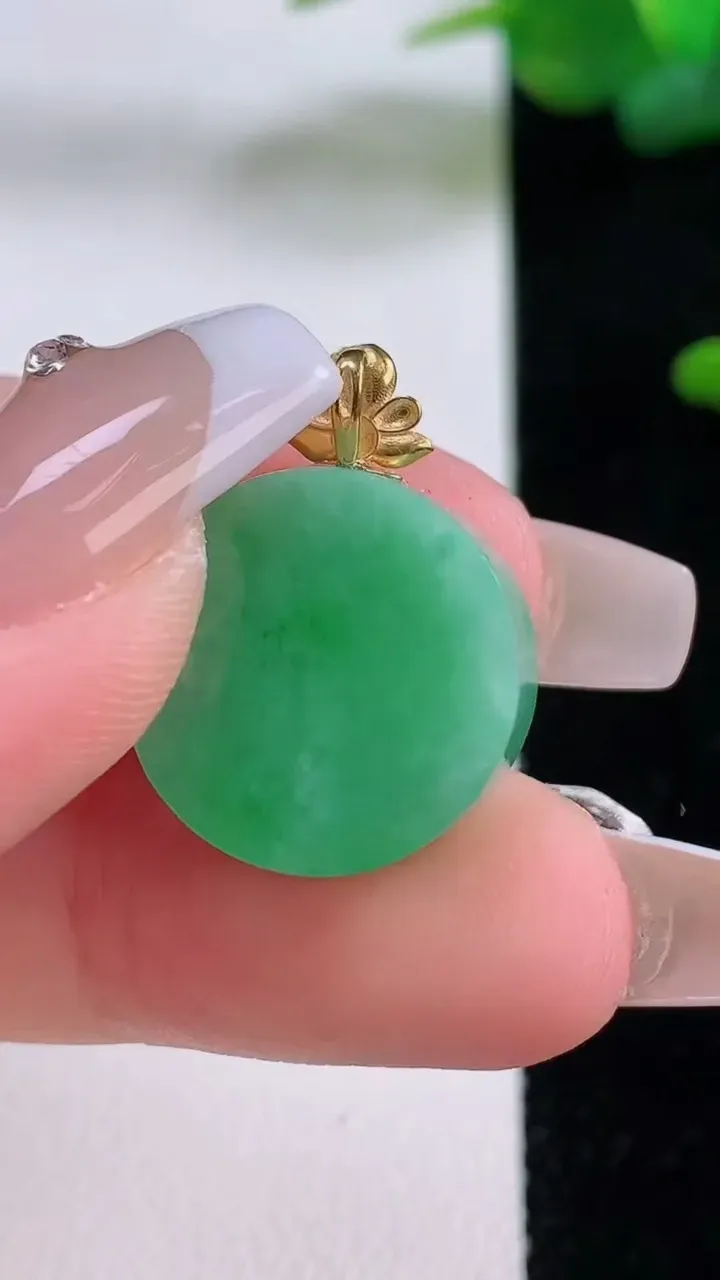 天然A货翡翠无事牌吊坠，尺寸16.4-6.4，重量:5.56g
12月5日