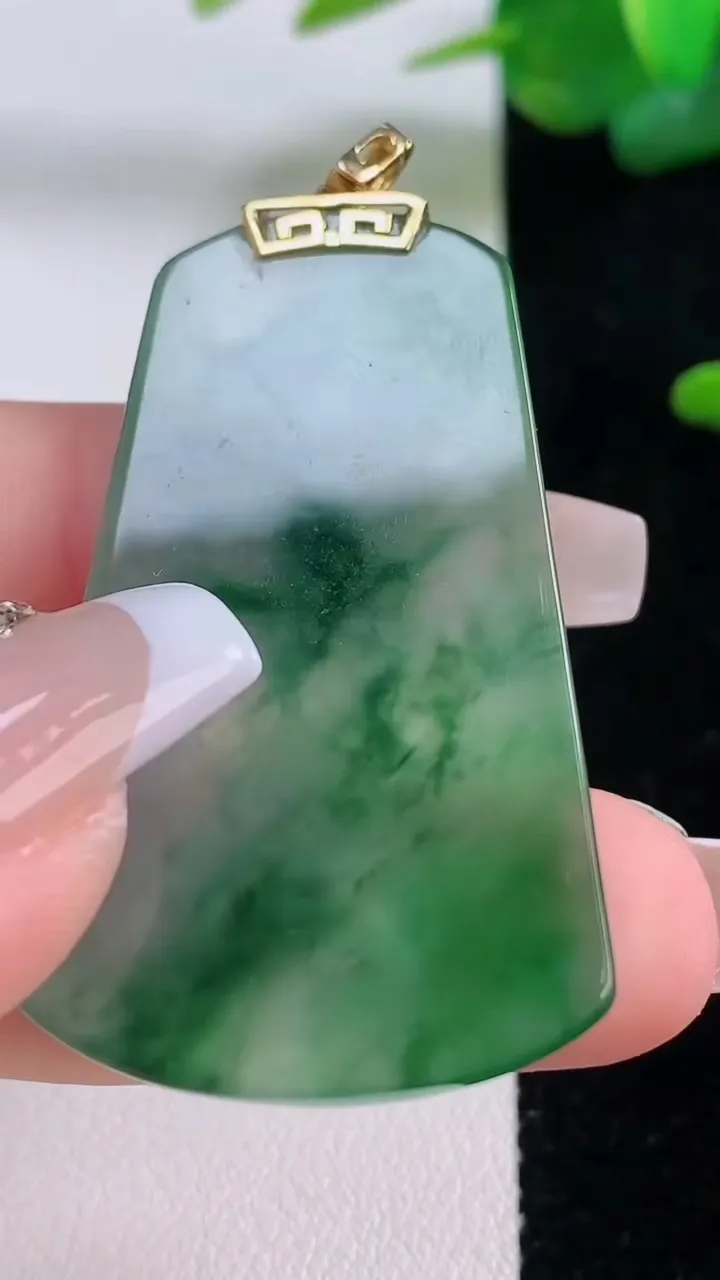 天然A货翡翠种飘花无事牌吊坠，尺寸44.4-27.3-2.4，重量:9.45g
12月5日