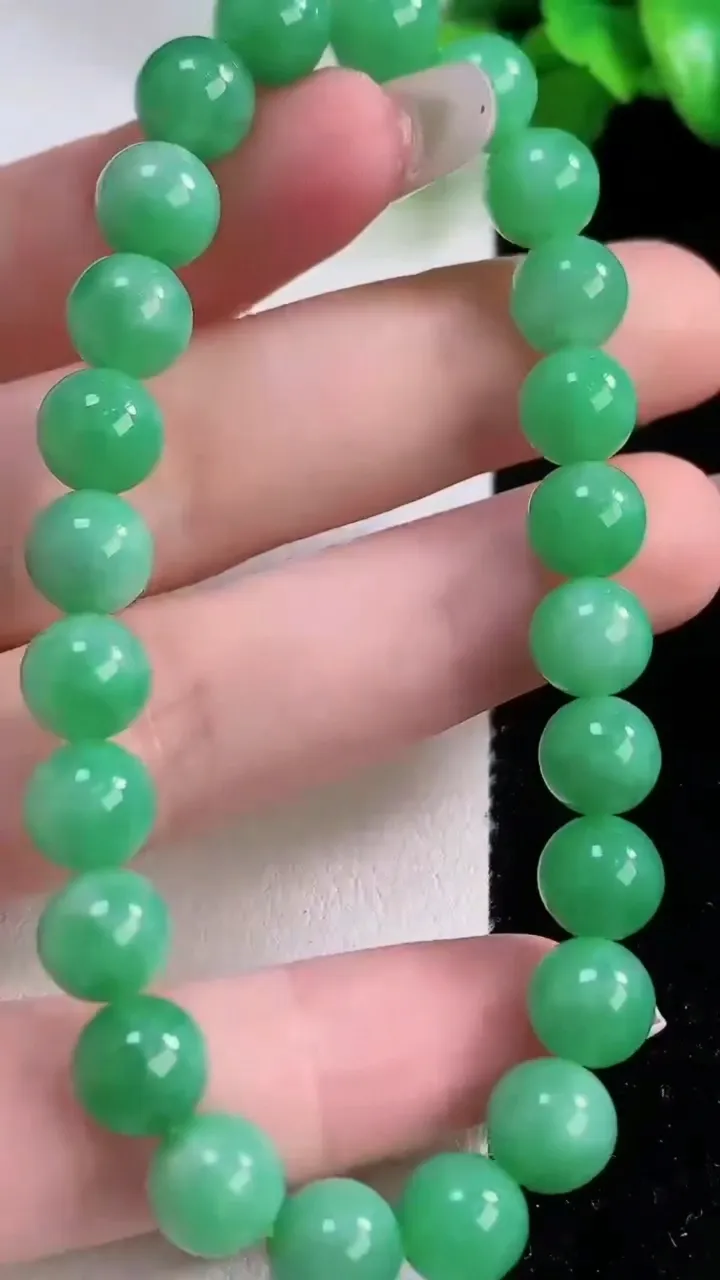 天然A货翡翠圆珠手串24颗，尺寸7.8，重量:20.70g12月5日
工厂直销收藏佳品,种好水足，色泽均匀，有种有色，上手高大气！